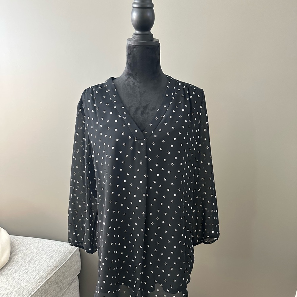 Jones New York Black and White Patterned Top
Never worn.

#5